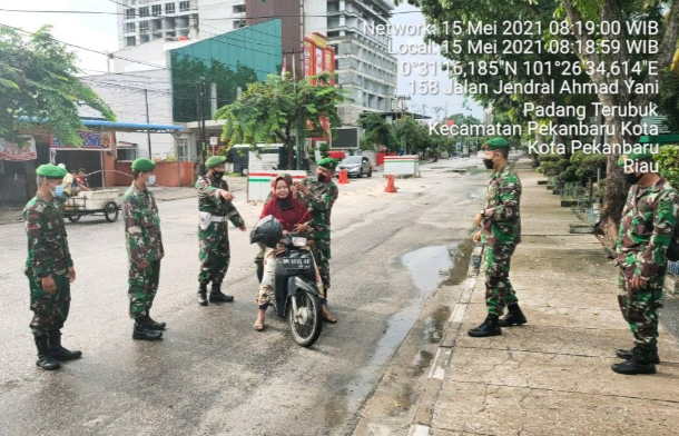 Usai Gelar Apel Siaga, Personil Kodim 0301/PBR Bagikan Masker Kepada Pengguna Jalan