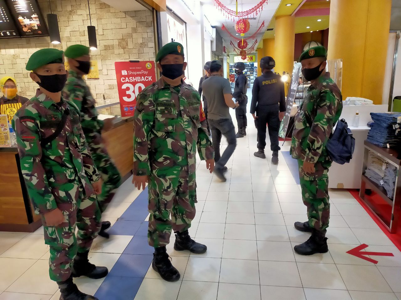 Personil Kodim 0301/PBR Gelar Razia Gabungan Masker di Tempat Keramaian