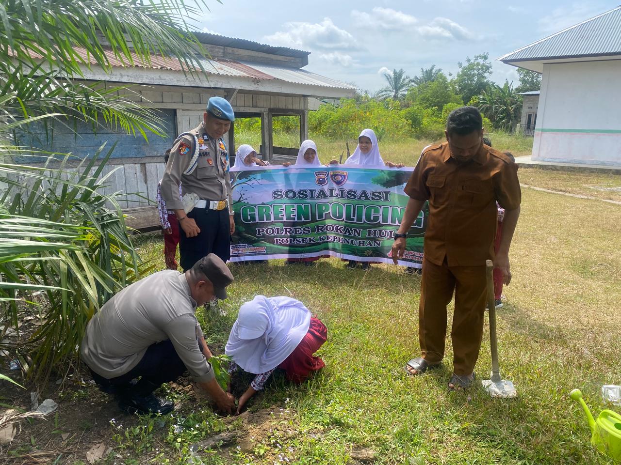 Semangat Wujudkan Program Green Poliching, Polres Rohul dan Polsek Jajaran Serentak Tanam Pohon Di 19 Lokasi Se-Kabupaten Rokan Hulu