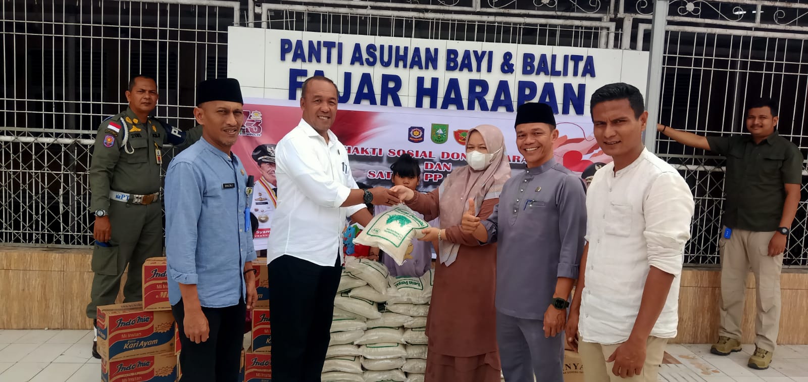 Dalam Rangka HUT Satpol PP Ke-73 dan Ke-61 Satlinmas Tahun 2023, Satpol PP Riau Laksanakan Kegiatan Bhakti Sosial Donor Darah dan Satpol PP Berbagi