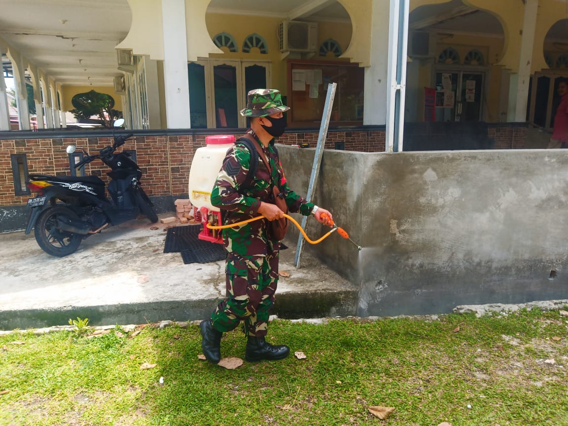 Babinsa Kodim 0301/PBR Laksanakan Penyemprotan Disinfektan Dalam Memberantas Penyebaran Covid-19
