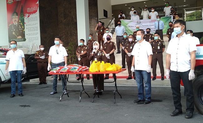 Kejati Riau Menyalurkan Ratusan Bantuan Paket Sembako Kepada Masyarakat Terdampak Wabah Pandemi Covid-19