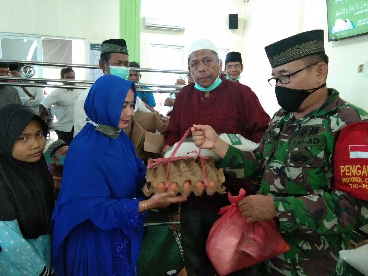 Babinsa Kodim 0301/PBR Hadiri Kegiatan Sosial Sunatan Massal Serta Pembagian Sembako Kepada Kaum Dhuafa di Masjid Az - Zikra