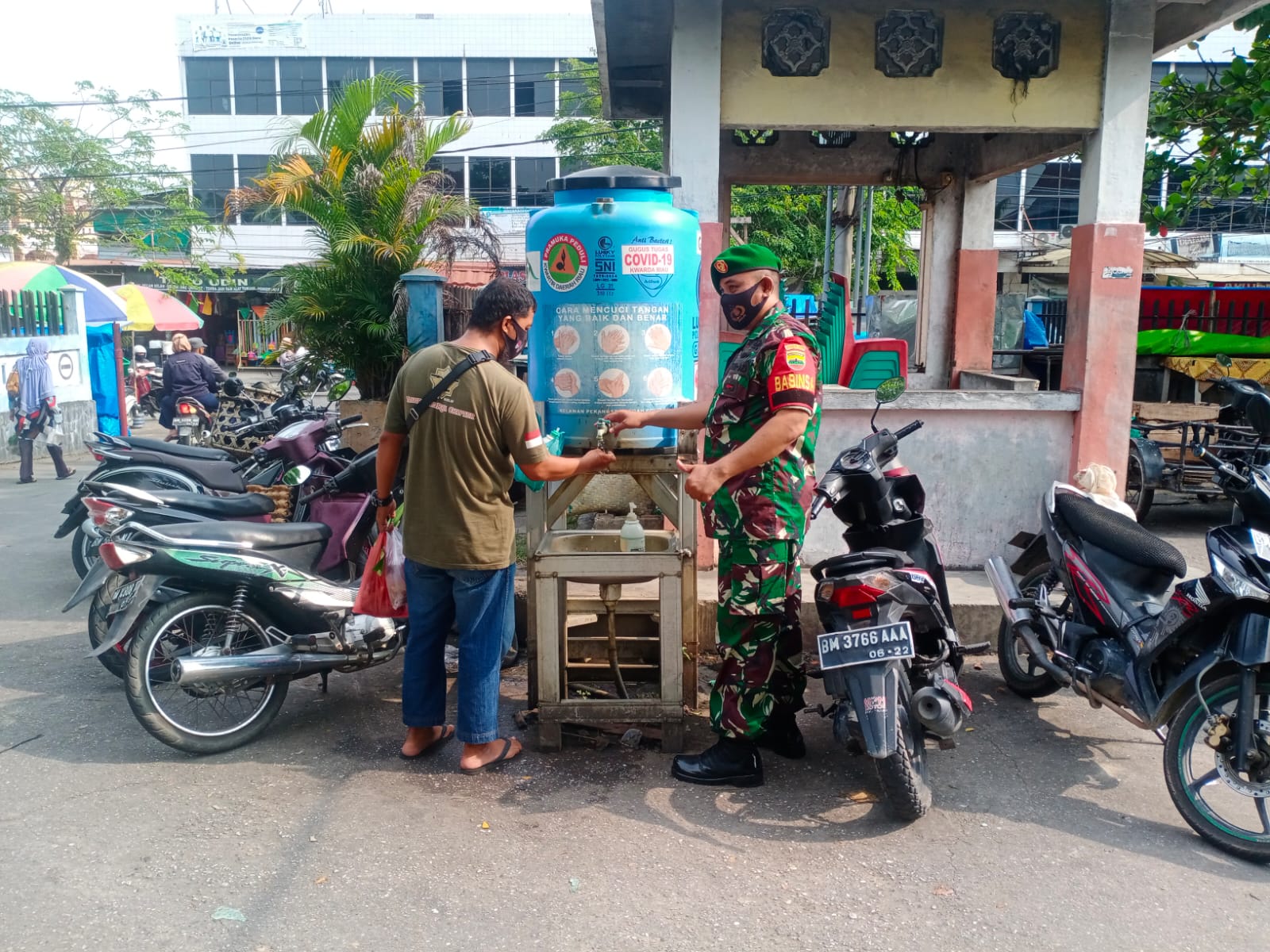 Babinsa Kodim 0301/PBR Berikan Himbauan Prokes Kepada Pedagang dan Pengunjung Di Pasar Tradisional Rumbai