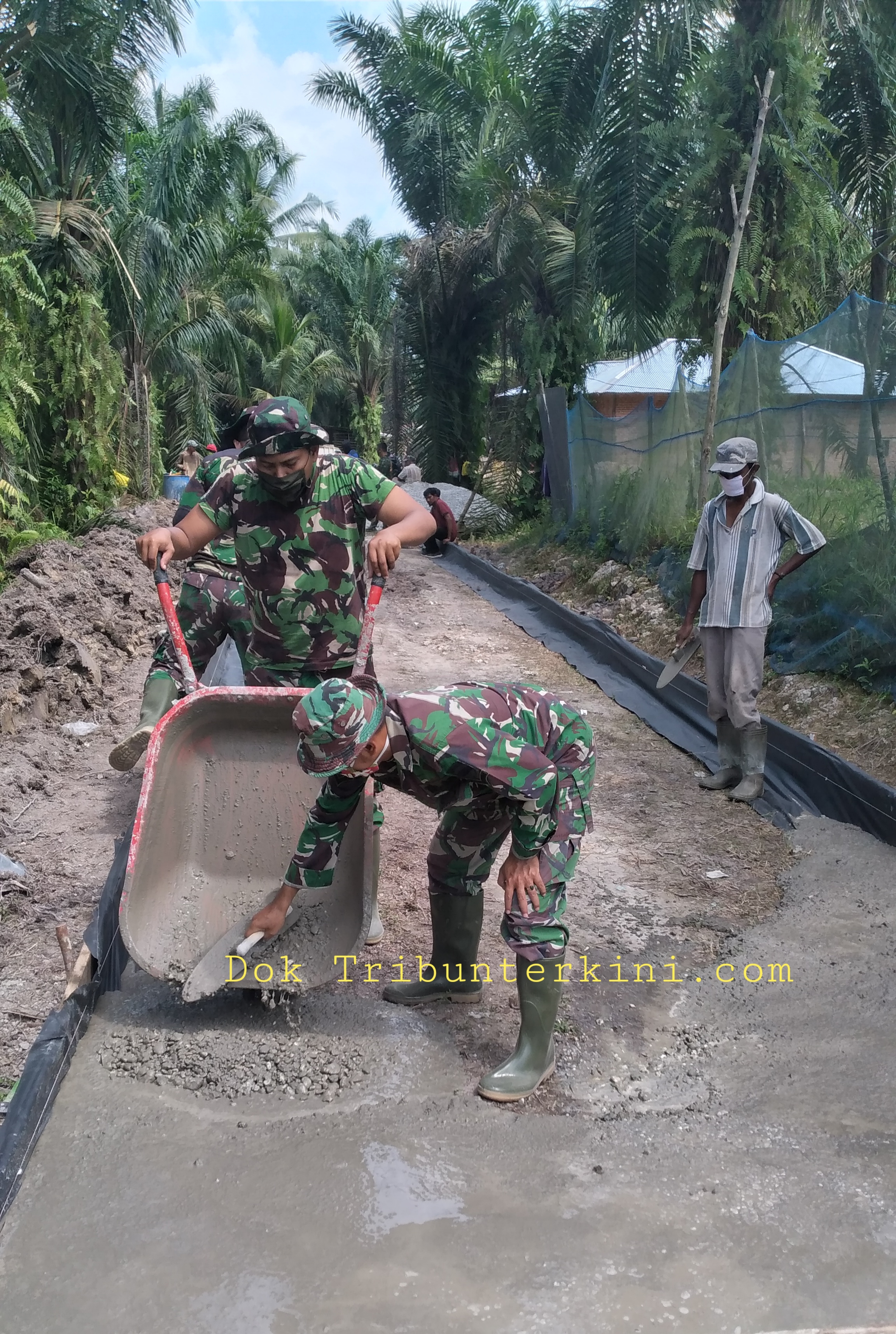 Personil Satgas TMMD Bersama Warga Berjibaku Mengerjakan Semenisasi Gang Muin Kelurahan Tebing Tinggi Okura