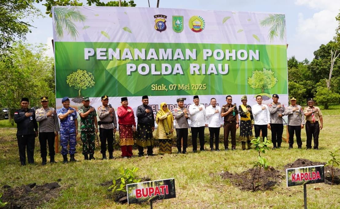 Kapolres Siak Dampingi Kapolda Riau Tanam Pohon di Bumi Perkemahan Pramuka Tengku Buang Asmara
