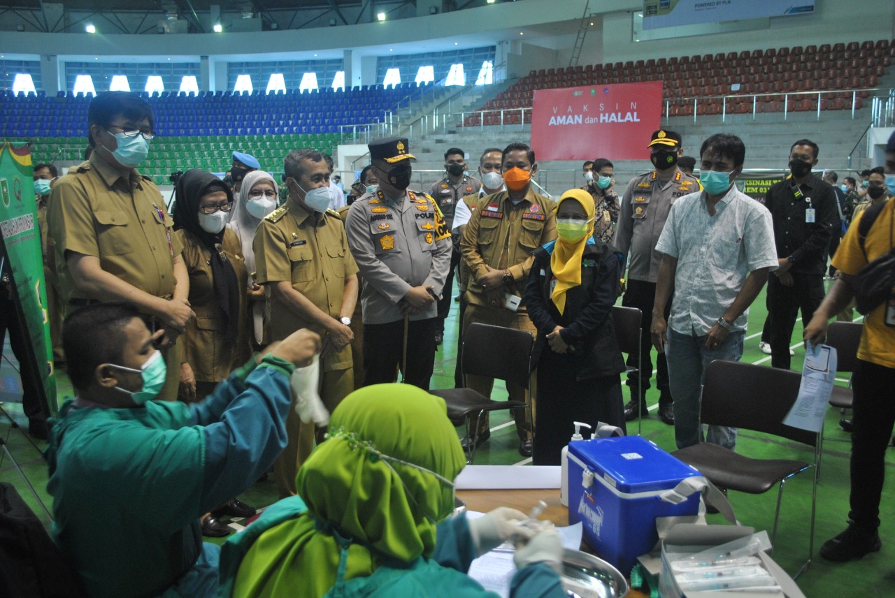 Kapolresta Pekanbaru Dampingi Forkopimda Riau Tinjau Pelaksaaan Vaksin Massal Covid-19 di Gelanggang Olahraga Remaja