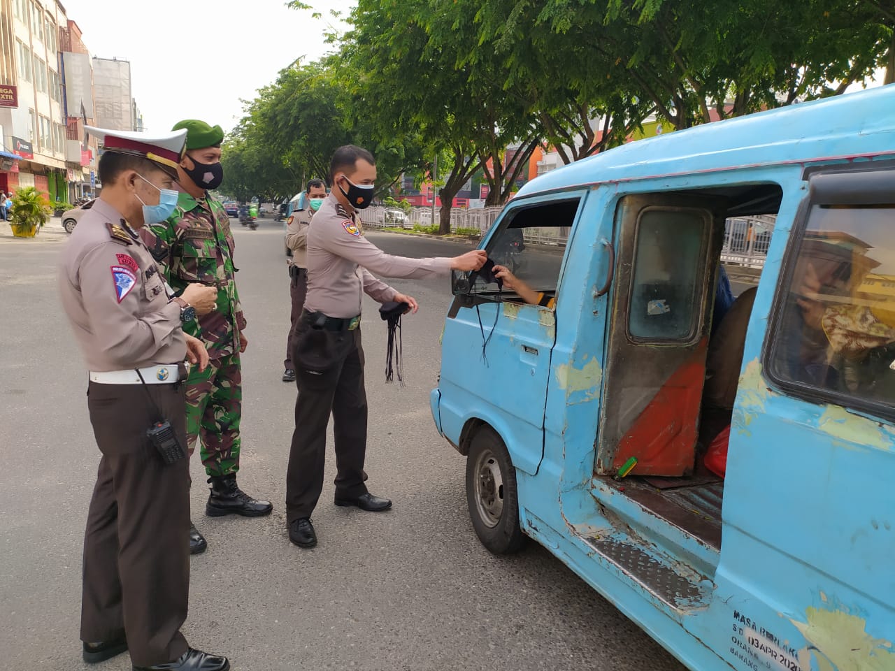 Babinsa Kodim 0301/PBR Bagikan Masker Kepada Warga Yang Melintas di Jalan Sudirman