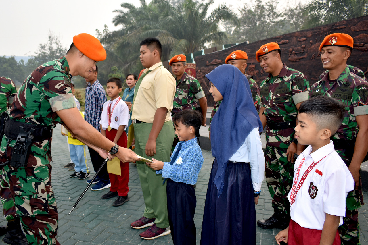 Danyonko 462 Paskhas Berikan Penghargaan Kepada Anak Prajurit Yang Berprestasi