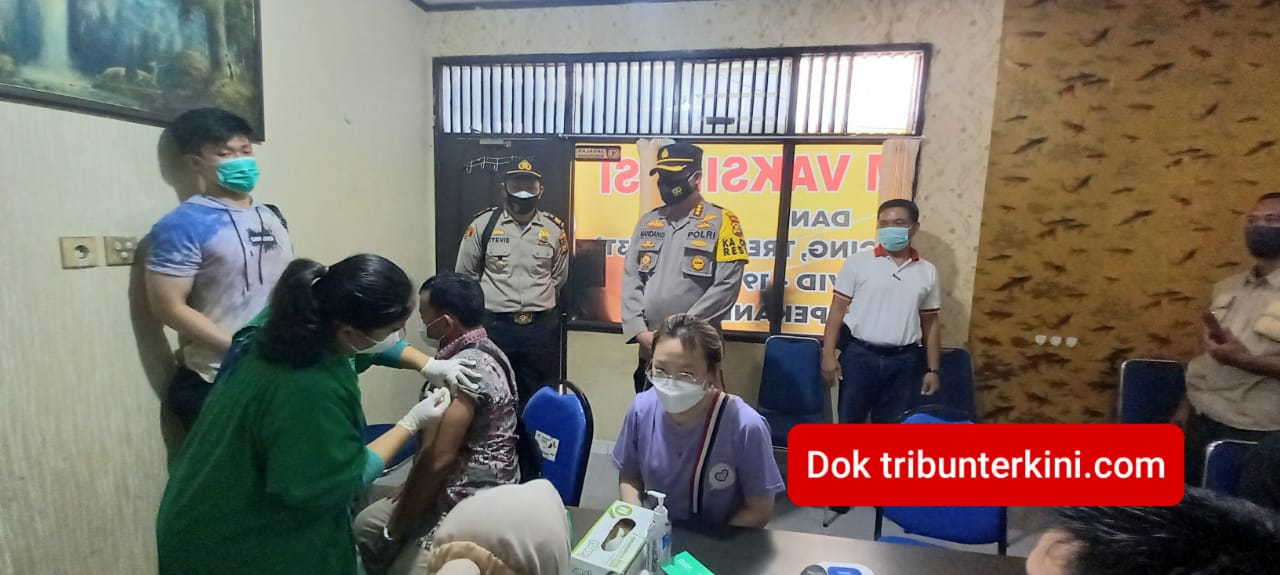 Gelar Vaksinasi Covid-19 di Polsek Pekanbaru Kota, Kapolresta Pekanbaru: Ini Merupakan Kontribusi Untuk Membantu Program Percepatan Vaksinasi