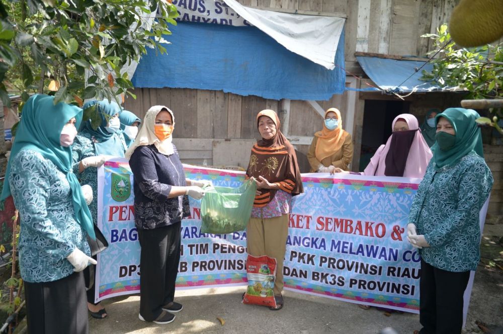 TP PKK Provinsi Riau Menyerahkan Bantuan Paket Sembako dan Masker Kepada Masyarakat Terdampak Pandemi Covid-19