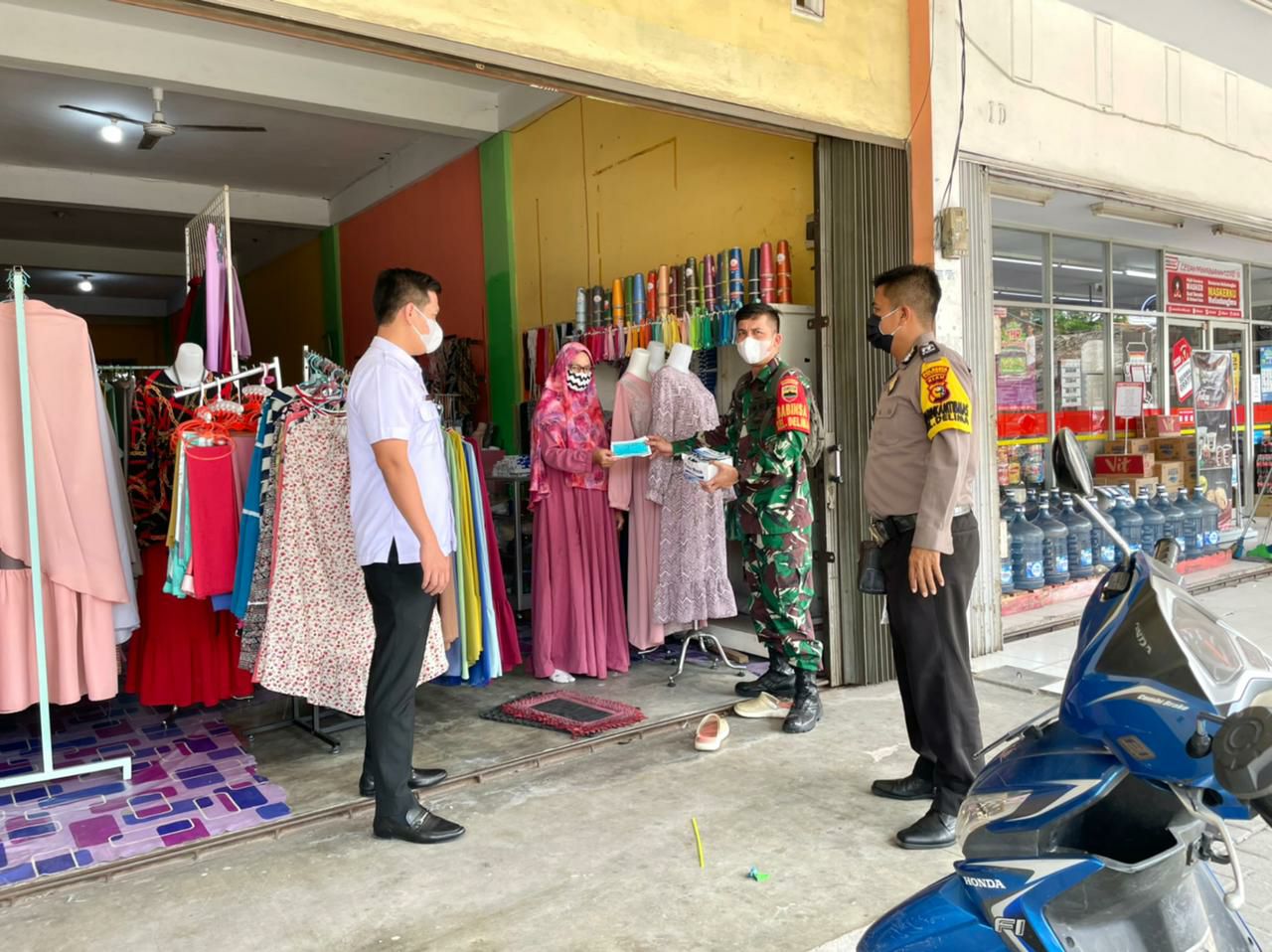 Babinsa Kodim 0301/PBR Laksanakan Himbauan Prokes dan Bagikan Masker di Tempat Perbelanjaan Kelurahan Delima