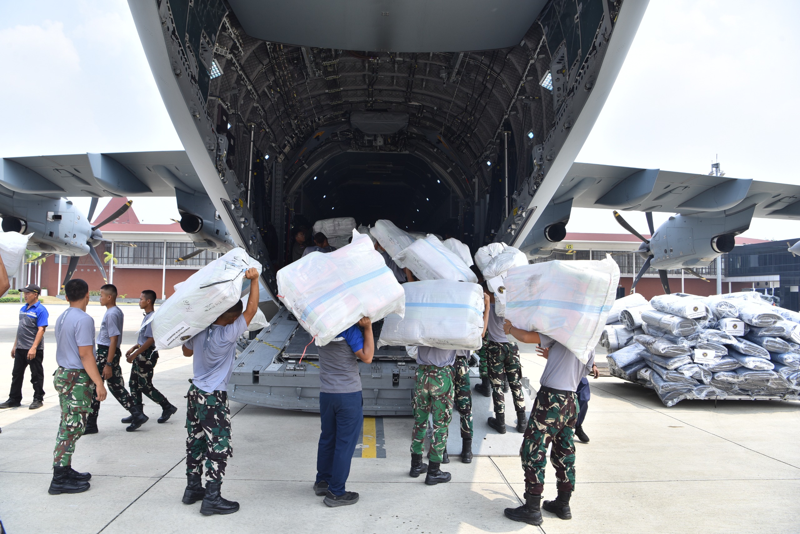 Gerak Cepat TNI AU Distribusikan Bantuan Logistik Ke NTT