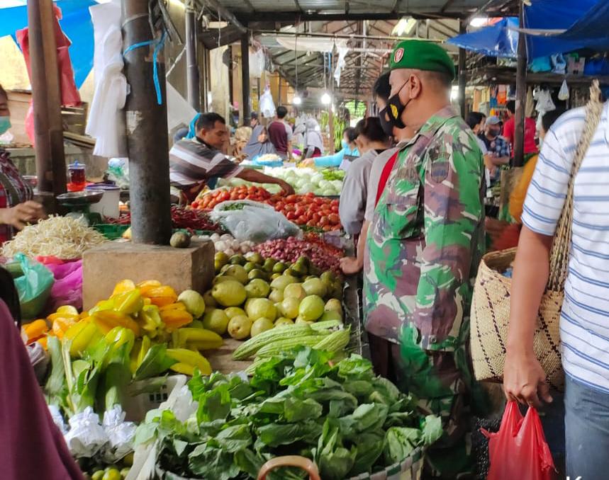 Babinsa Kodim 0301/PBR Lakukan Patroli Penegakan Pendisiplinan Prokes di Pasar Rumbai