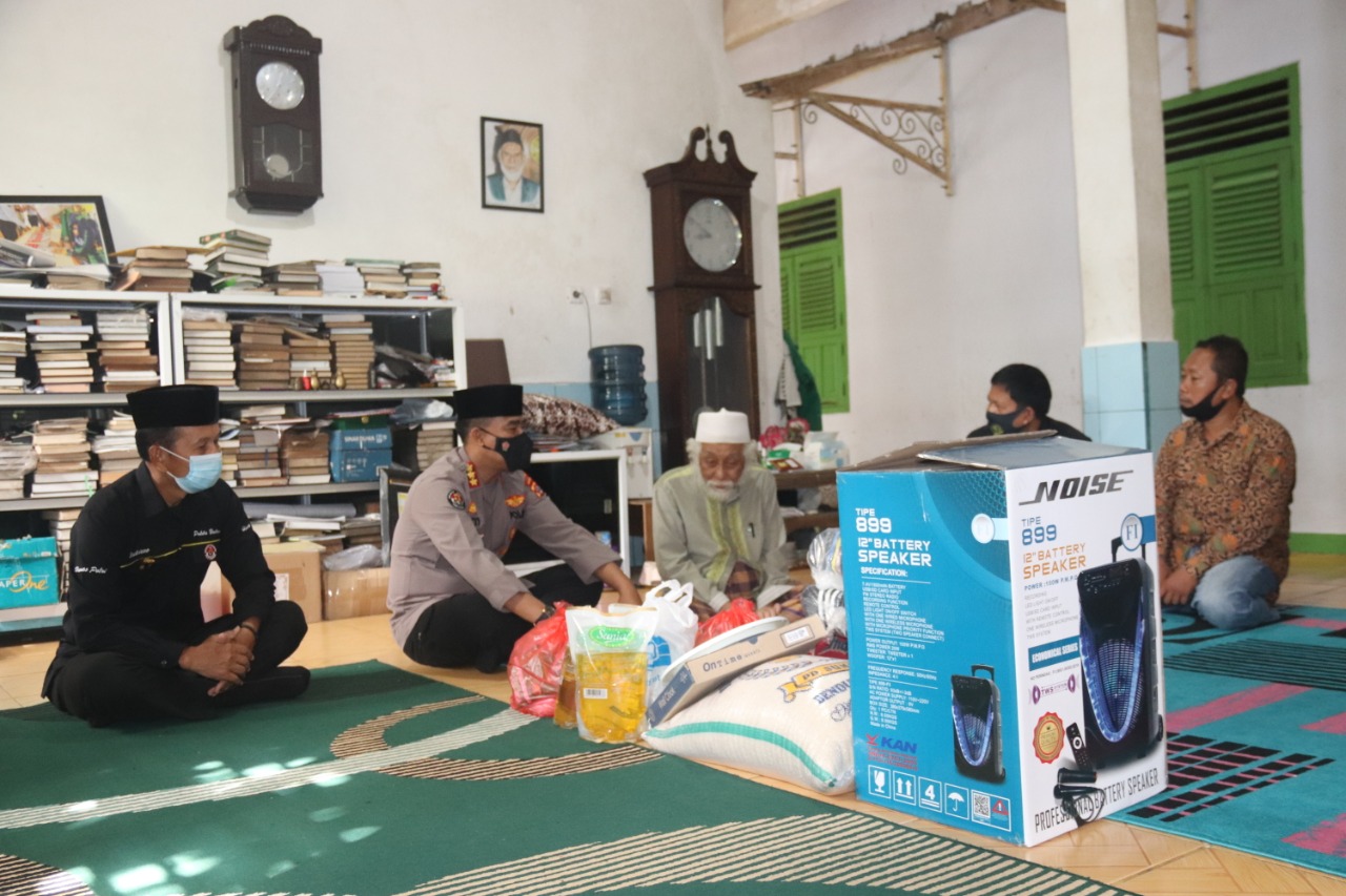 Kunjungi Ponpes Raudatul Ulum, Tim Warung Jumat Polda Banten Salurkan Paket Sembako