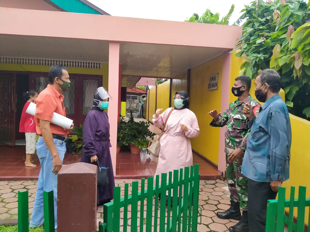 Babinsa Kodim 0301/PBR Mendampingi Kapuskesmas Pekanbaru Kota Laksanakan Sosialisasi Pemakaian Masker dan Bahaya Covid-19