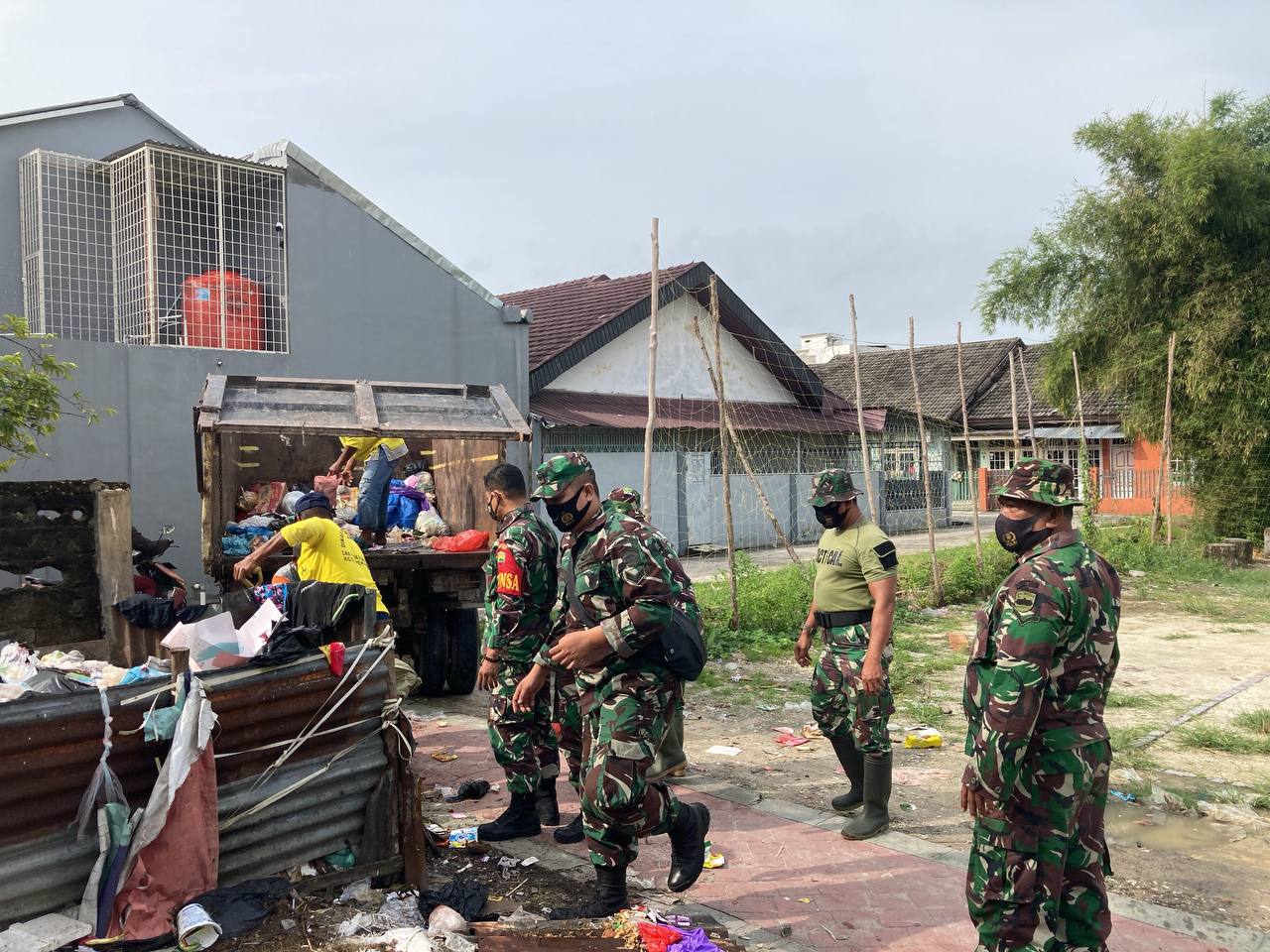 Satgas Lingkungan Asri Kodim 0301/PBR Laksanakan Pembersihan Sampah di TPS Padang Terubuk