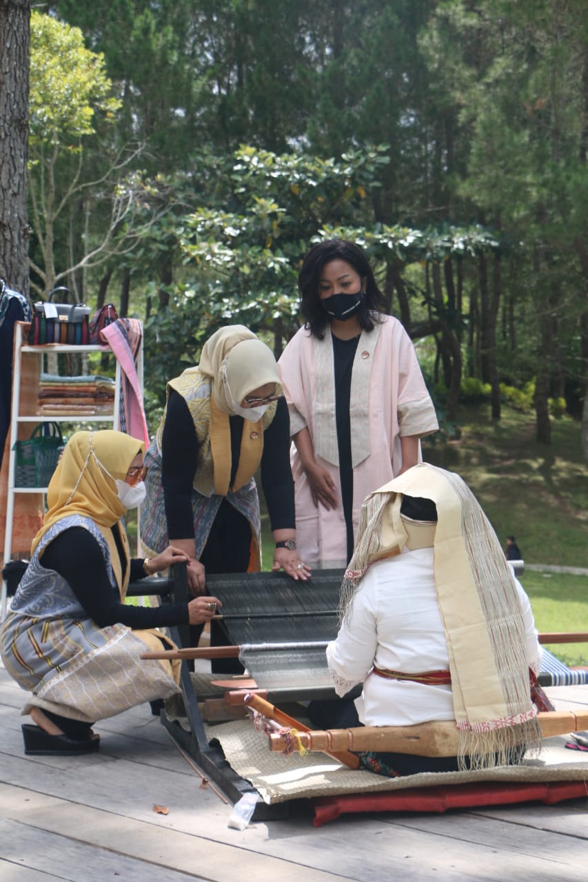 Puji Keuletan Satika Simamora Promosikan Produk UMKM Taput, Ketua Dekranasda Sumut Yakin Tenun Ulos Semakin Dikenal Dunia