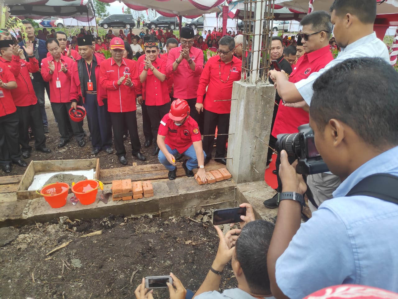 Hasto Kristiyanto Lakukan Peletakan Bata Pertama Pembangunan Kantor Baru DPD PDIP Kalteng