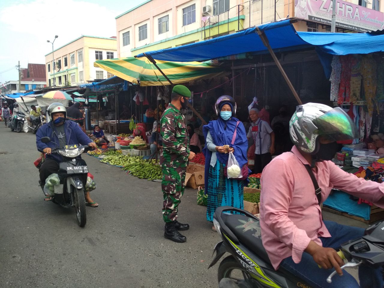Babinsa Kodim 0301/PBR Laksanakan Patroli Rutin Penegakan Disiplin Protokol Kesehatan di Pasar Tradisional Jalan Agus Salim