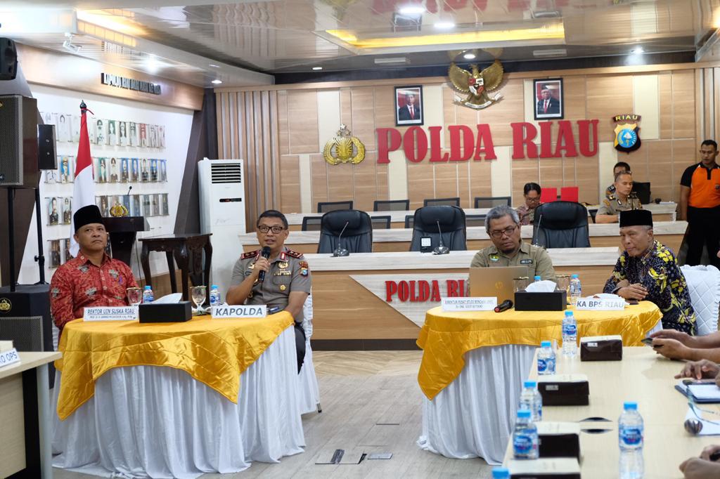 Terima Presentasi Dari Pusat Studi Bencana UNRI Dan Pusat Ilmu Data UIN Suska Riau, Kapolda Riau Diskusi Prediksikan Karhutla 2020