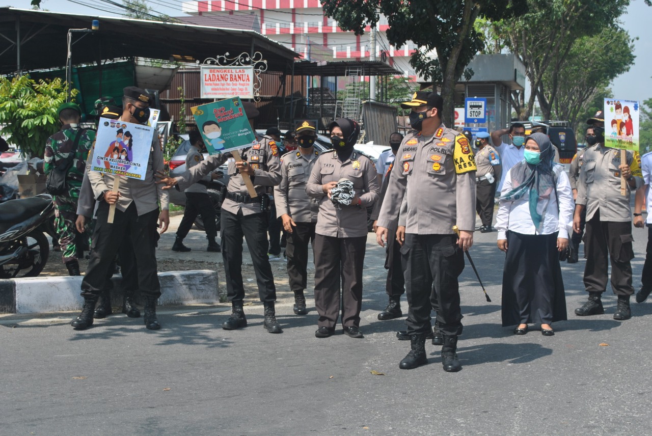 Kapolresta Pekanbaru Tinjau Posko PPKM Marpoyan Damai Serta Bagikan 580 Masker Gratis Kepada Masyarakat dan Pengguna Jalan