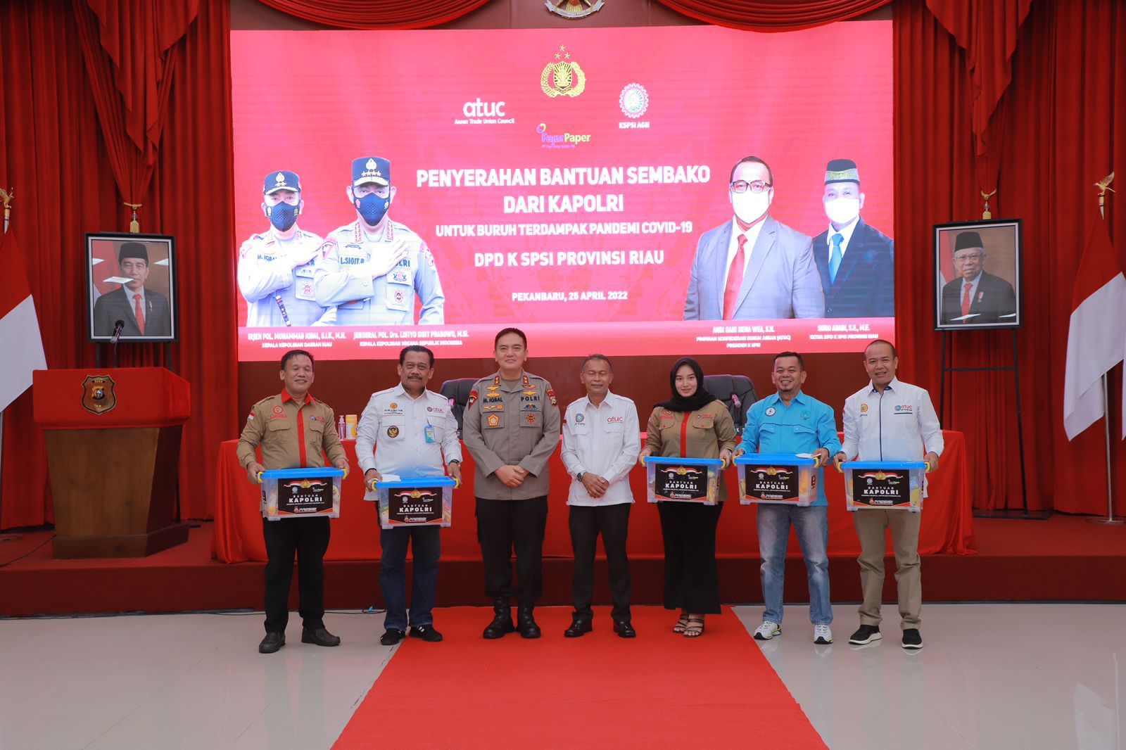 Serahkan Bantuan Kapolri, Kapolda Riau Irjen Pol Moh Iqbal: Ini Perhatian Pak Kapolri Untuk Teman Teman Buruh