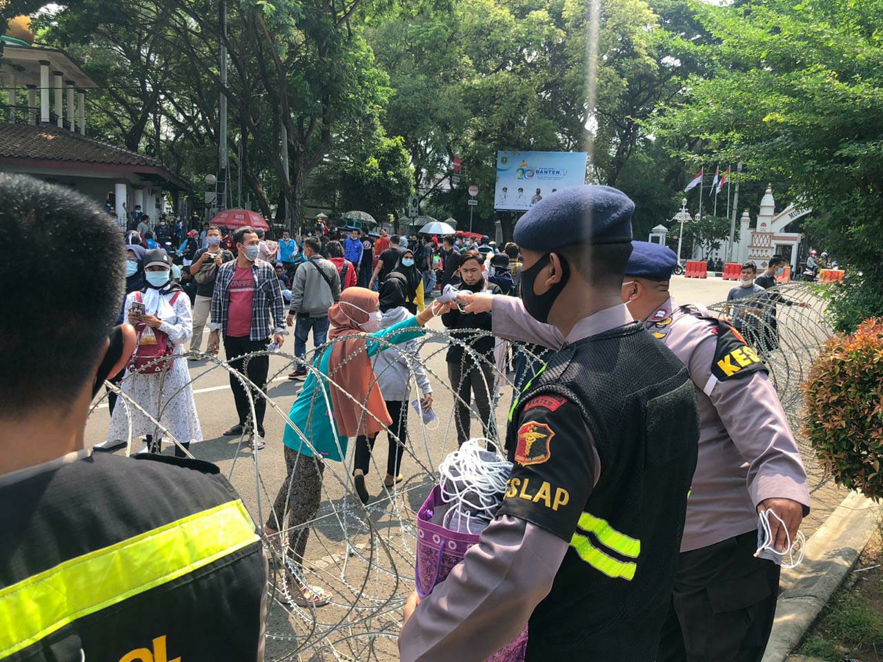 Ratusan Masker Dibagikan Biddokes Polda Banten Kepada Buruh Saat Unras Demi Cegah Covid-19