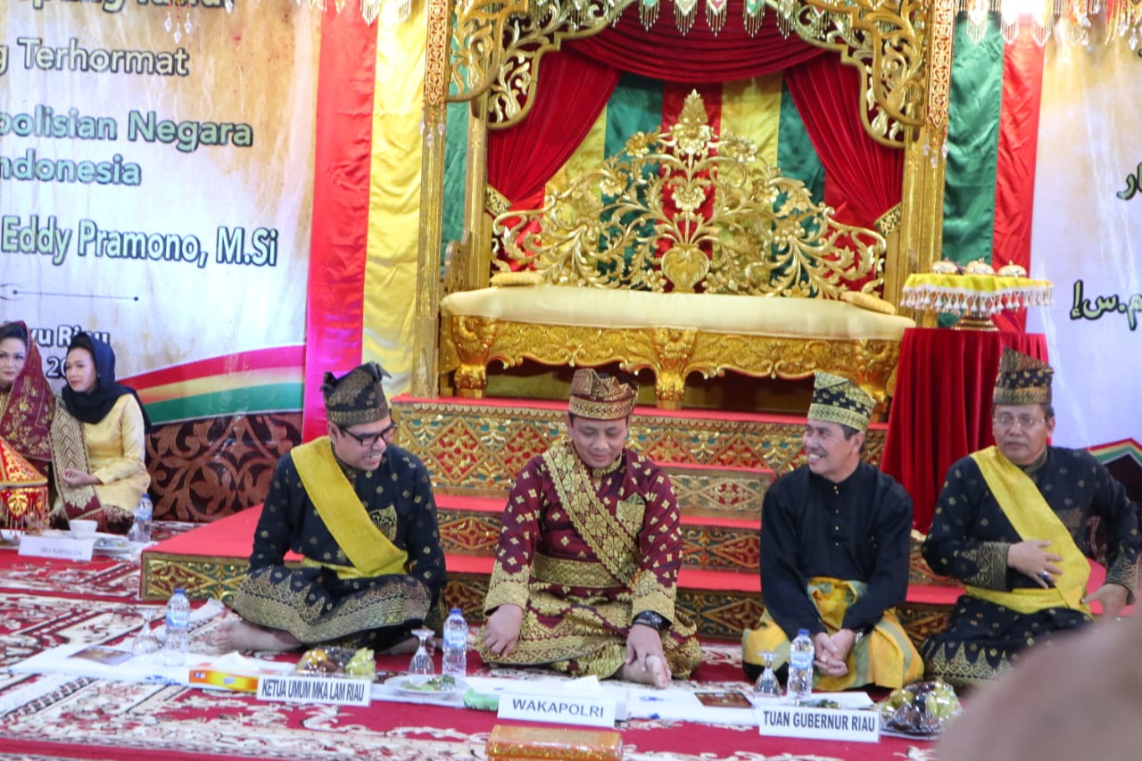 Wakapolri Komjen Pol Gatot Eddy Pramono Menjalani Prosesi Adat Tepuk Tepung Tawar di Balai Adat LAM Riau