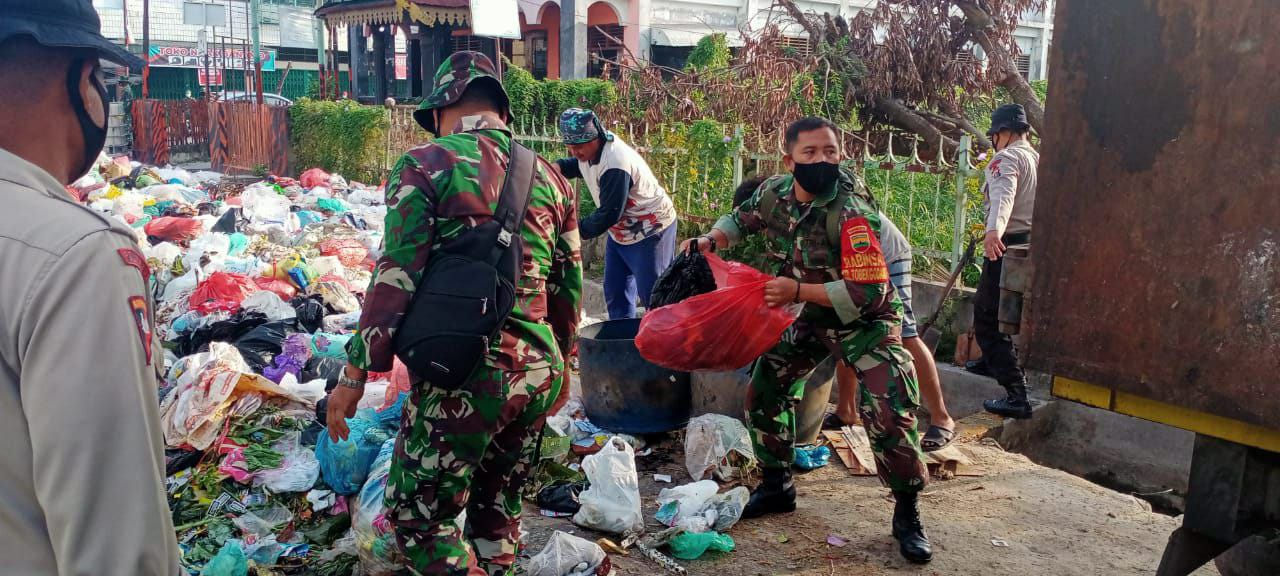 Personil Kodim 0301/PBR Laksanakan Giat Satgas Lingkungan Asri Bersinergi Dengan Instansi Terkait Menyisir Tumpukan Sampah