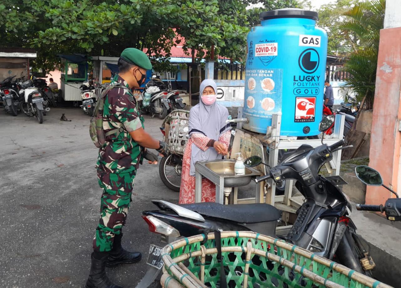 Babinsa Kodim 0301/PBR Laksanakan Sosialisasi Penegakan Prokes Di Pasar Tradisional Rumbai