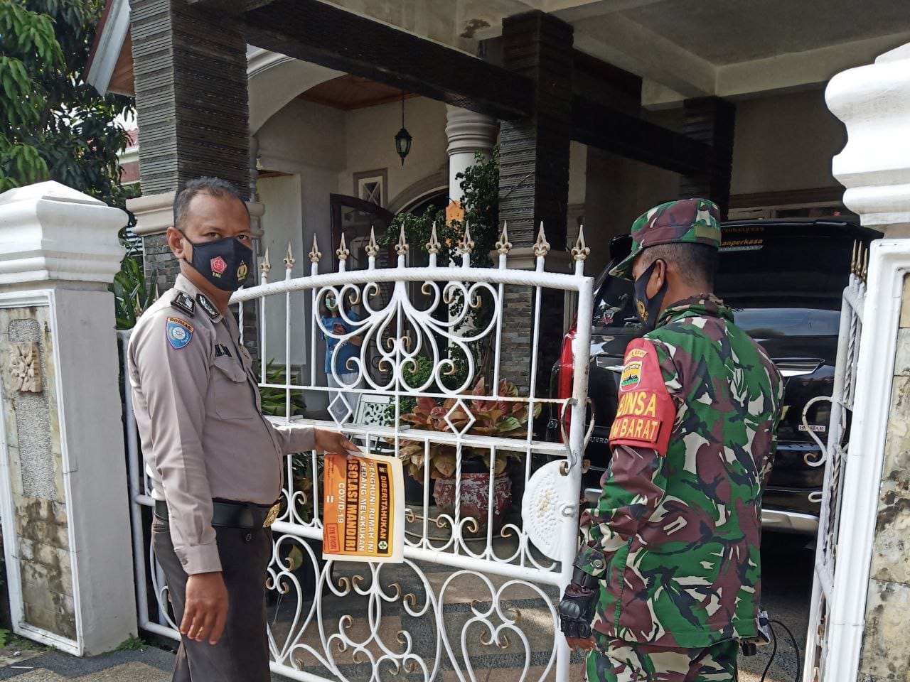 Tingkatkan Kepedulian, Rumah Warga Yang Menjalani Isolasi Mandiri Dipasang Stiker Oleh Babinsa Kodim 0301/PBR