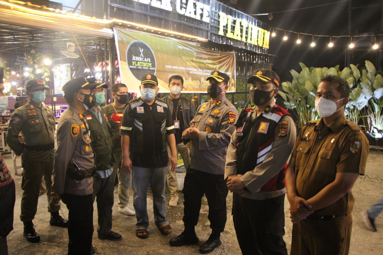 Sasaran Pusat Kuliner dan Cafe, Polresta Pekanbaru Gelar Operasi Gabungan Yutisi Penegakan Prokes