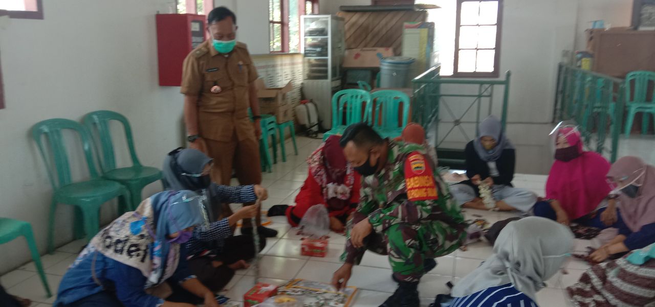 Babinsa Kodim 0301/PBR Dampingi Warga Laksanakan Pelatihan Daur Ulang Sampah