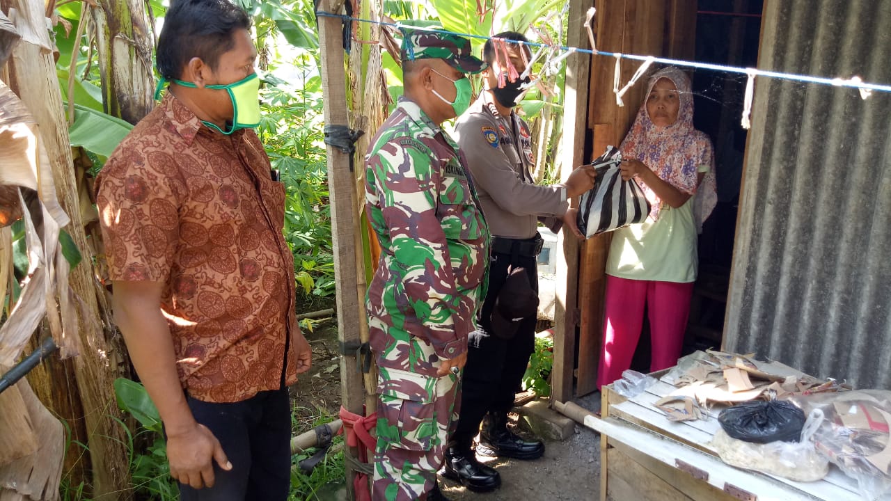 Solidaritas TNI-Polri, Koramil 05/Cepiring Dan Polsek Kangkung Membagikan Sembako Untuk Warga Yang Kurang Mampu