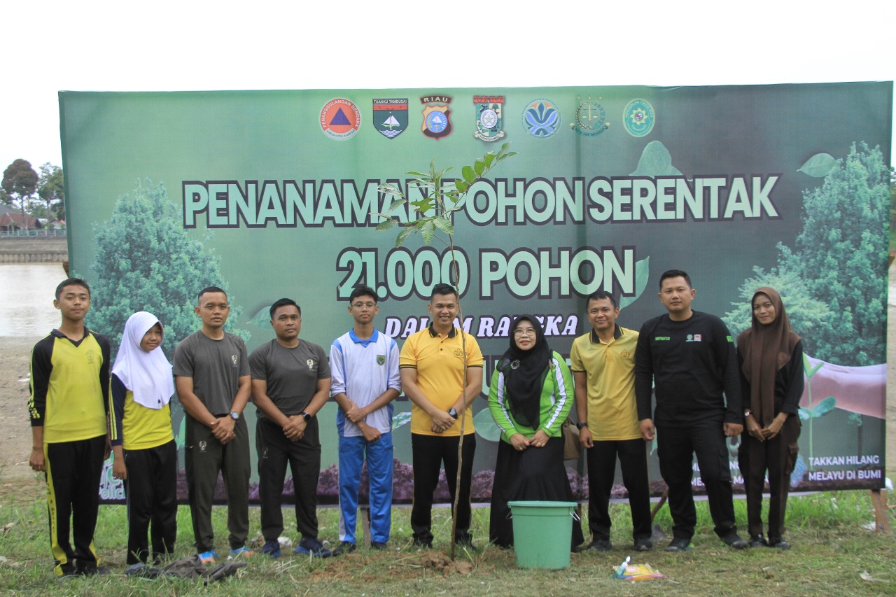 Hari Pohon Sedunia, Polres Inhu Gelar Apel Dan Tanam Pohon di Tepian Sungai Indragiri