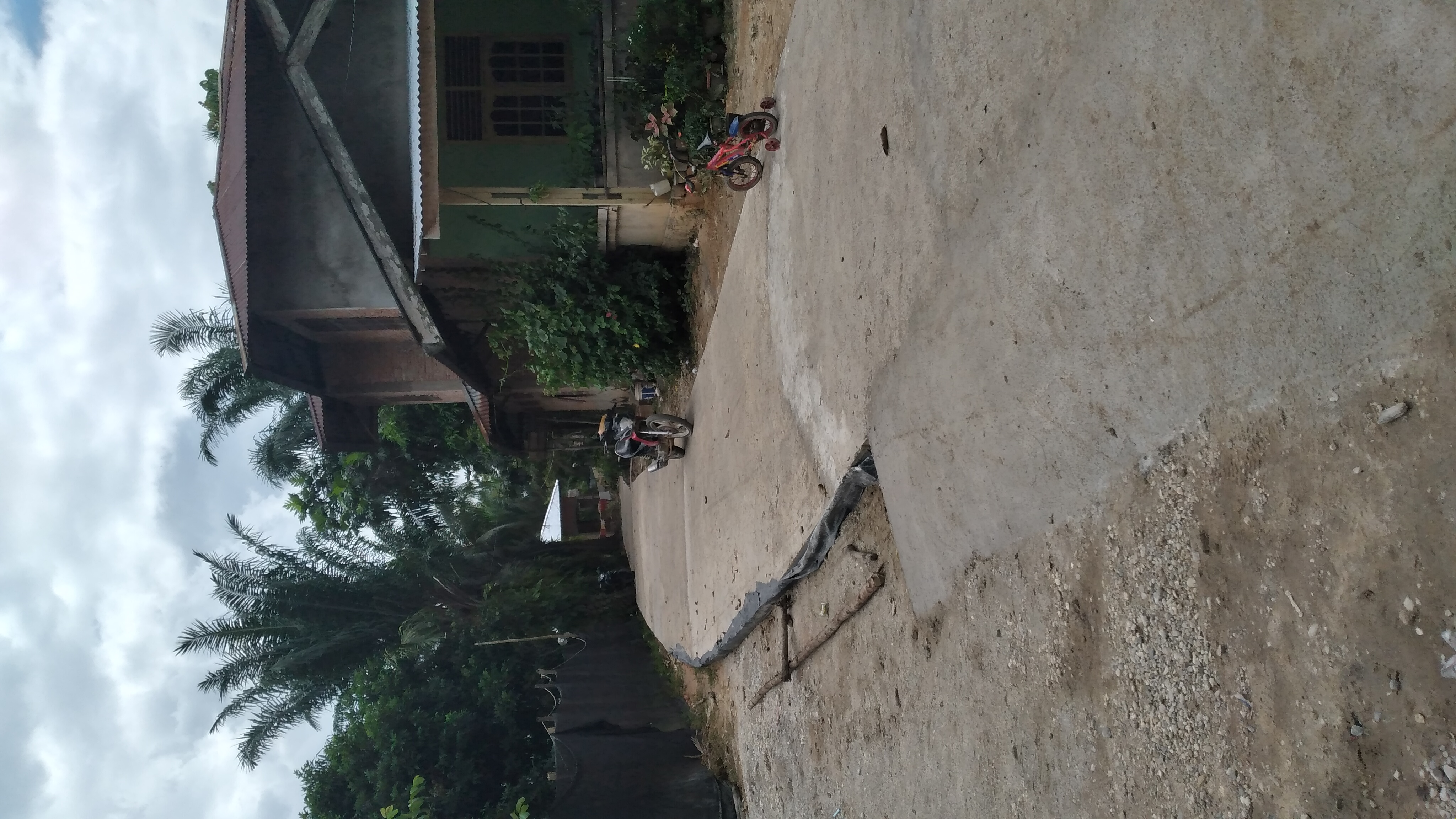 Sasaran Semenisasi Gang Muin TMMD Ke-108 Kodim 0301/PBR Sudah Bisa Dilewati dan Dirasakan Akses Jalannya Oleh Warga