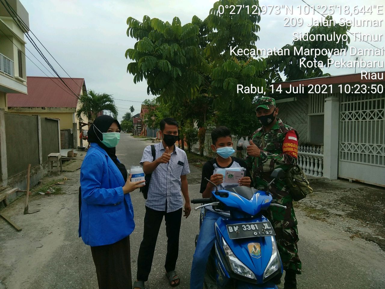 Babinsa Kodim 0301/PBR Laksanakan Kegiatan PPKM Bagikan Masker Gratis di Kelurahan Sidomulyo Timur