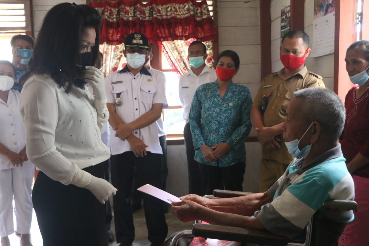 Lanjut Peduli Kasih di Kecamatan Purba Tua, Ketua YKI Taput Kunjungi 19 orang Warga