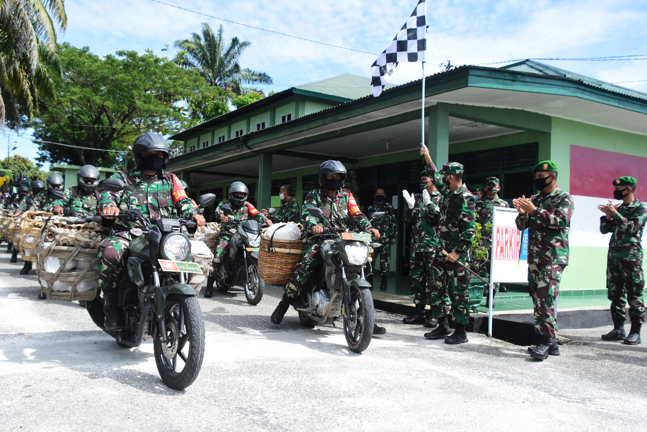 Kunker, Danrem 031/WB Kembali Salurkan Paket Sembako Untuk Masyarakat Dan Berikan Penghargaan Kepada 5 Prajurit Kodim 0313/KPR Berprestasi