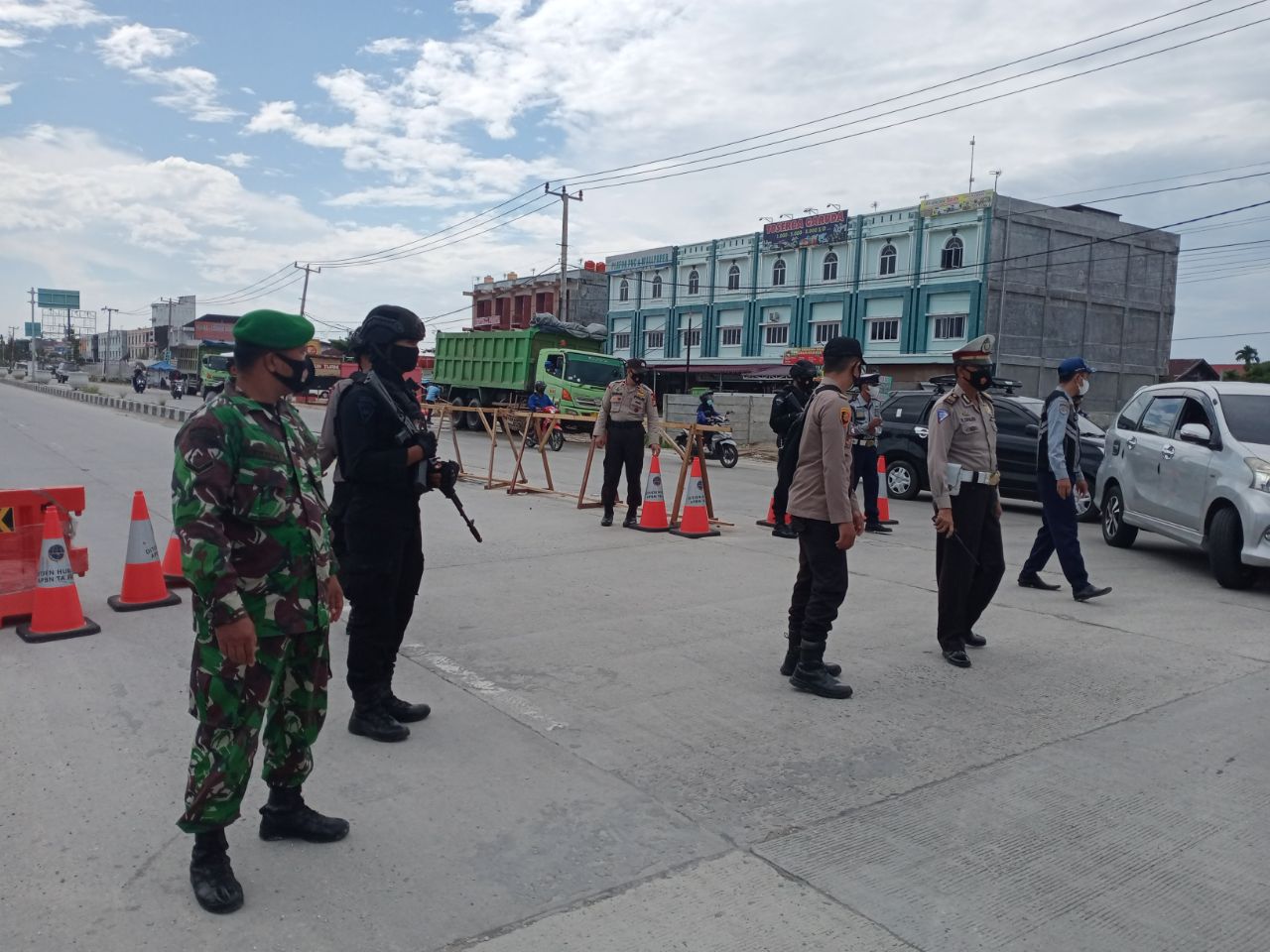 Babinsa Kodim 0301/PBR Bersama Personil Polri dan Tim Satgas Laksanakan Penyekatan Jalan di Perbatasan Kota Pekanbaru Jalan HR Soebrantas