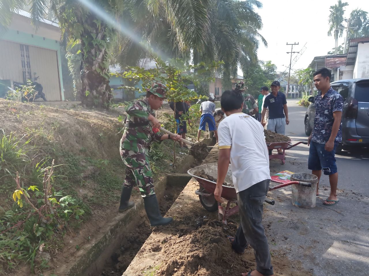 Dalam Rangka Lomba Bulan Bakti Gotong Royong, Babinsa Koramil 05/Sail Kodim 0301/Pekanbaru Laksanakan Gotong Royong 