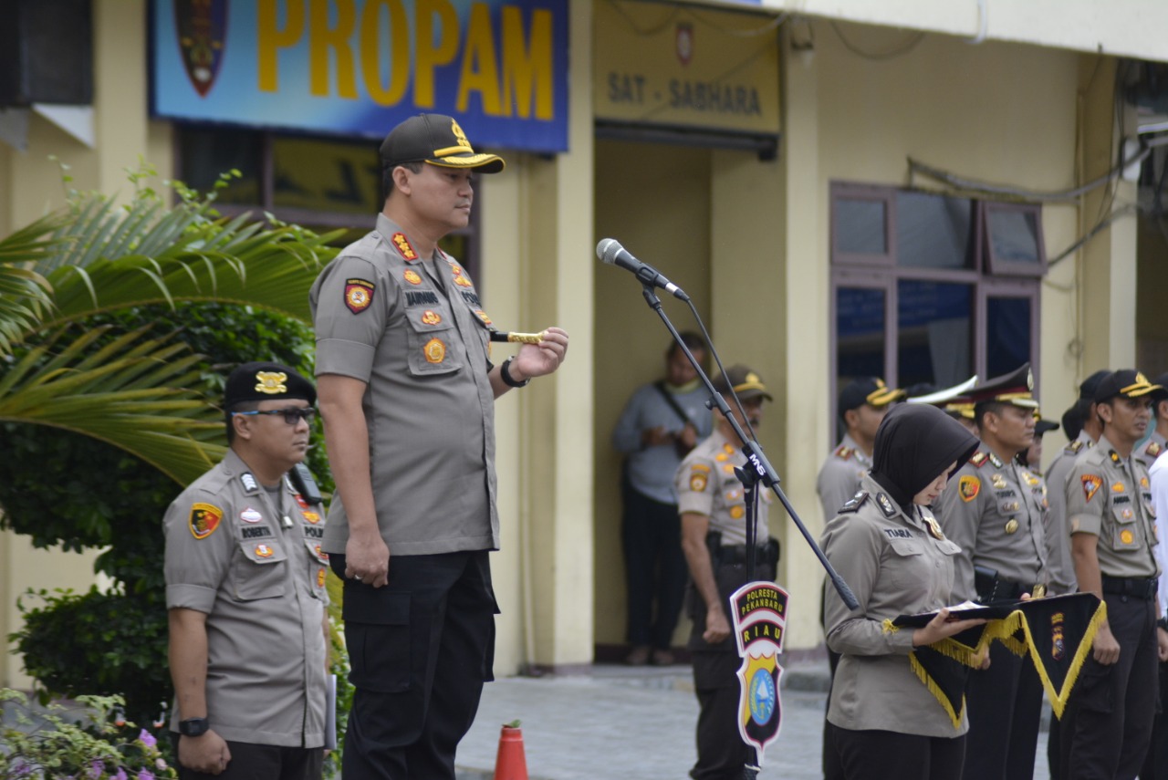 Polresta Pekanbaru Gelar Upacara Korps Kenaikan Pangkat Kepada 159 Personil Dan Berikan Reward