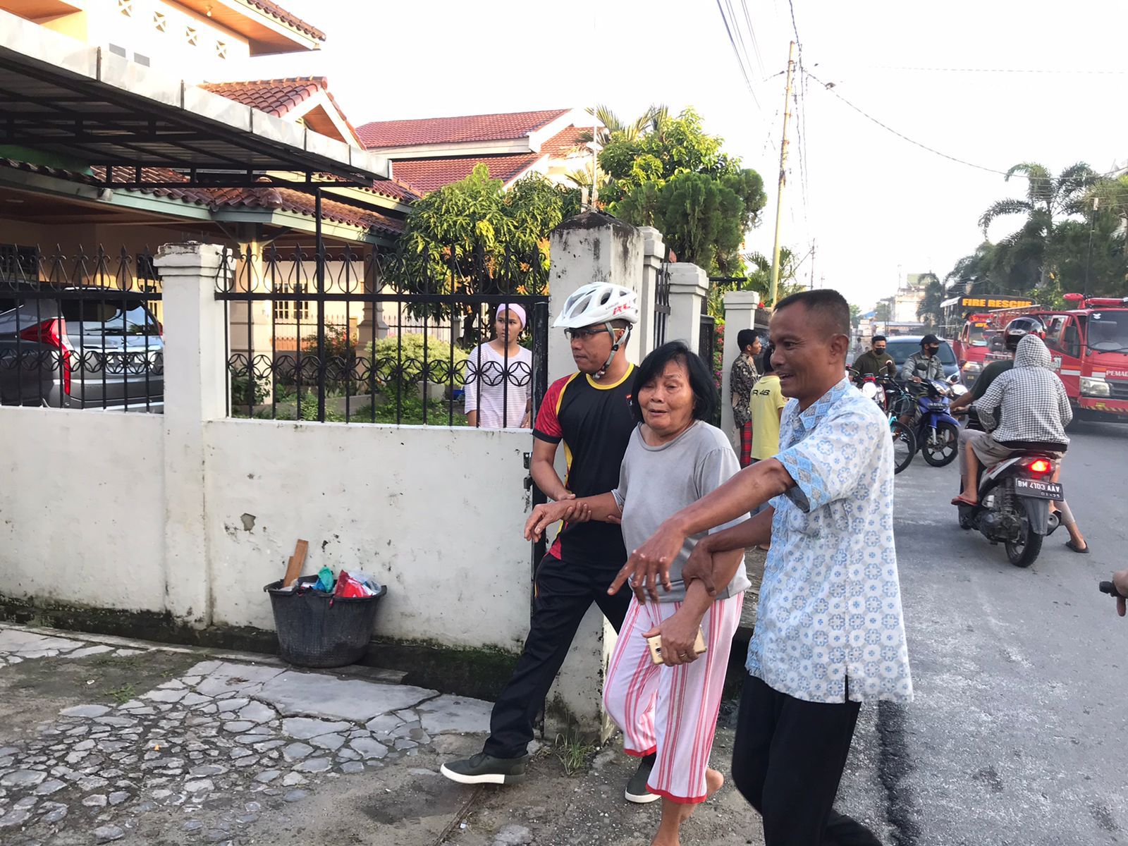 Aksi Heroik Personel Brimob Polda Riau Selamatkan Lansia Yang Stroke Dari Rumah Yang Sedang Terbakar