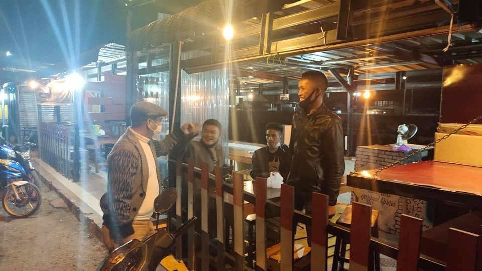 Setelah Ibadah Bersama Keluarga Tahun Baru 2021, Bupati Taput Drs. Nikson Nababan, M.Si Melakukan Menyapa Masyarakat Dengan Berjalan Kaki