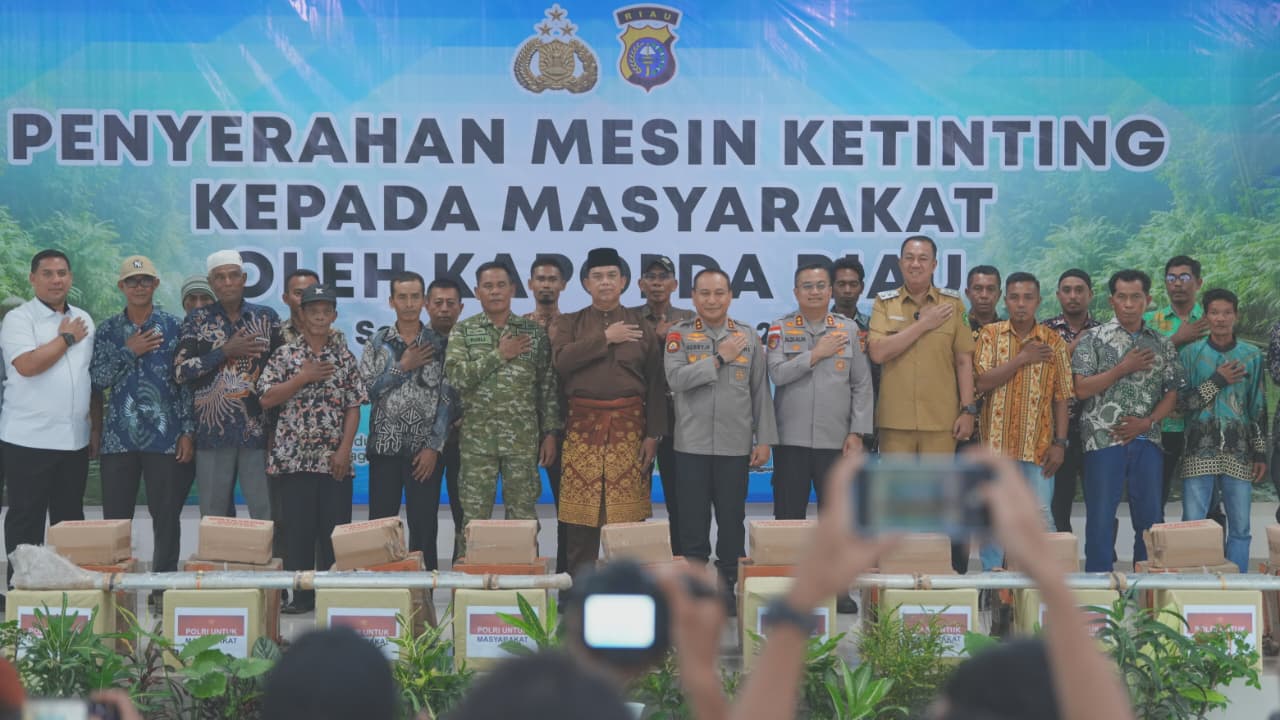 Dorong Ekonomi Pesisir, Kapolda Riau Bantu Nelayan Meranti Dengan 20 Mesin Ketinting