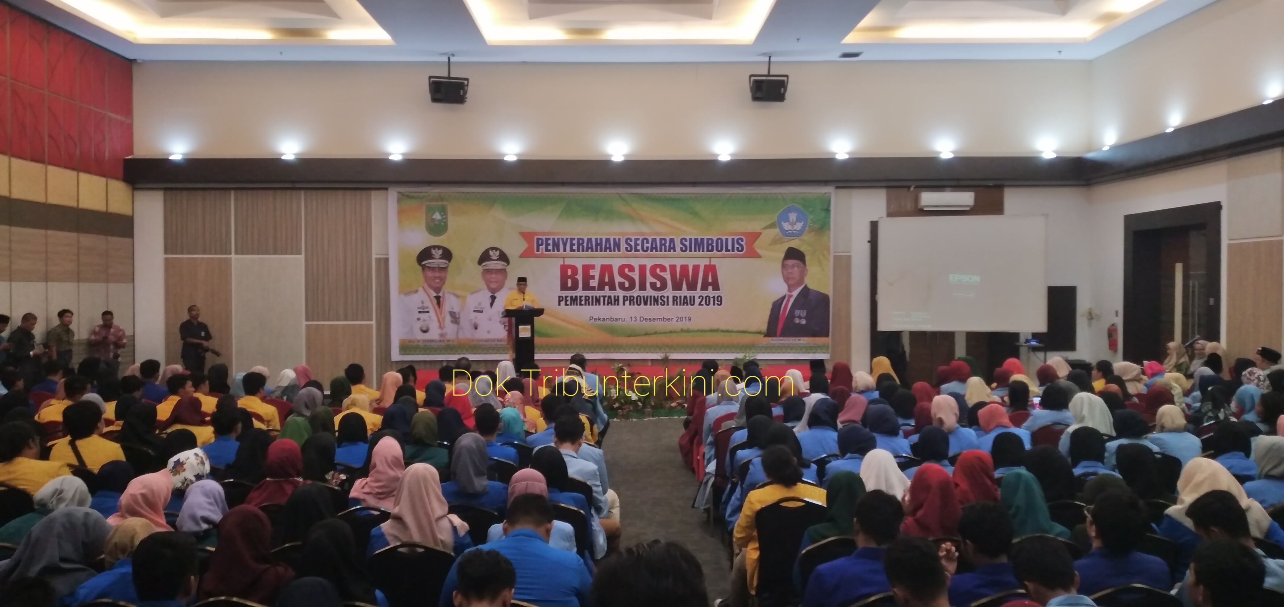 Wagubri Menyerahkan Secara Simbolis Beasiswa Pemerintah Provinsi Riau Tahun 2019