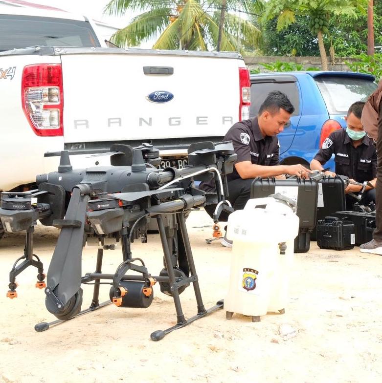 Cegah Penyebaran Covid-19, Polda Riau Gunakan Drone Spraying Khusus Untuk Penyemprotan Pemukiman Warga