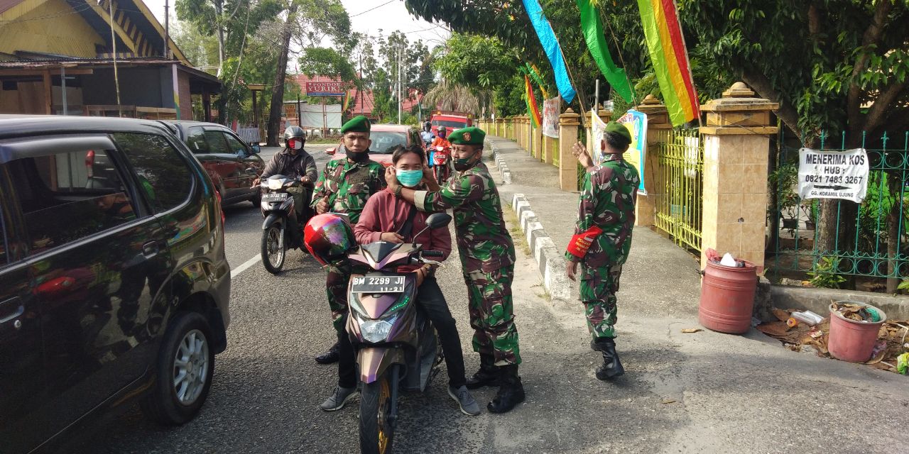 Personil Kodim 0301/PBR Di Pimpin Oleh Danramil 05/Sail Membagikan Masker Gratis Kepada Masyarakat