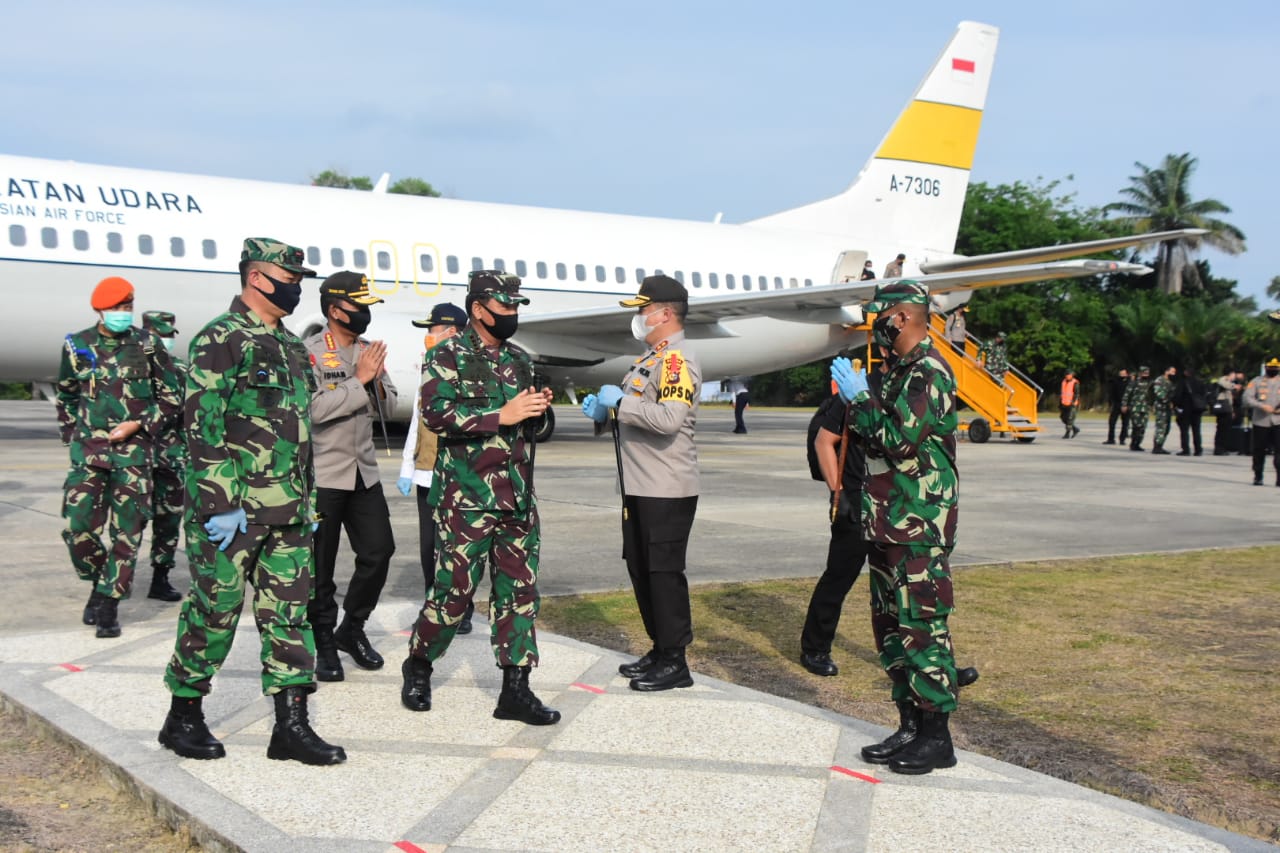 Danrem 031/WB Beserta Forkopimda Sambut Kedatangan Panglima TNI Dan Kapolri Di Provinsi Riau